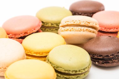Bademli kurabiye veya izole beyaz arka plan üzerinde macaron