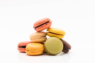 Bademli kurabiye veya izole beyaz arka plan üzerinde macaron