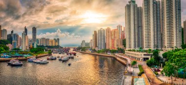 Aberdeen, Hong Kong gece vakti Ap Lei Chau Köprüsü 'nden görüldü.