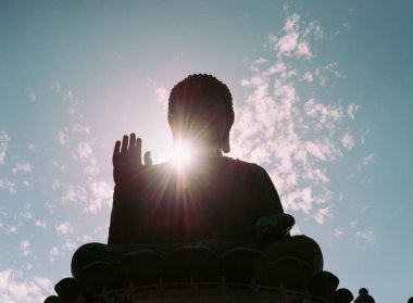 Dev Buda heykeli ya da devasa Tian Tan Buddha Hong Kong 'daki Po Lin Manastırı' nda 