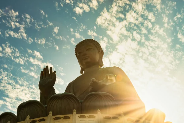 Dev Buda heykeli ya da devasa Tian Tan Buddha Hong Kong 'daki Po Lin Manastırı' nda — Stok fotoğraf