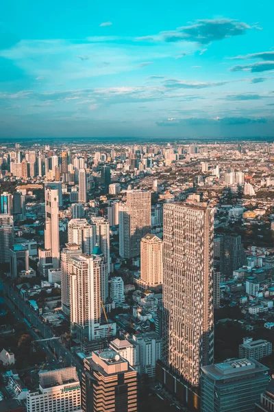 Bangkok, Thajsko - 18. února 2020: pohled na panorama Bangkoku a mrakodrap z Mahanakhonské věže Slavné mrakodrapy ve dne — Stock fotografie