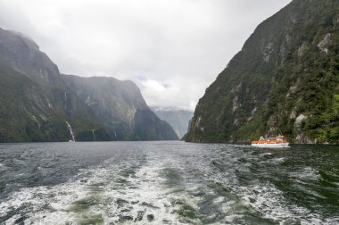 Milford ses, Yeni Zelanda - Şubat 2016: turist tekne yolculukları fiyort Milford ses, South Island, Yeni Zelanda