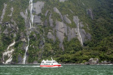 Milford ses, Yeni Zelanda - Şubat 2016: turist tekne yolculukları fiyort Milford ses, South Island, Yeni Zelanda