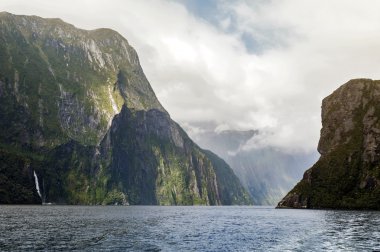 Milford Sound / Piopiotahi, Fiordland Milli Parkı içinde, Yeni Zelanda'nın Güney Adası'nın güney batısında bir fiord