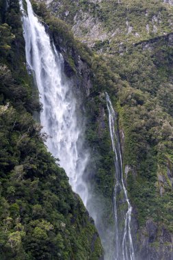 Stirling Falls, Milford ses, Fiordland, South Island, Yeni Zelanda