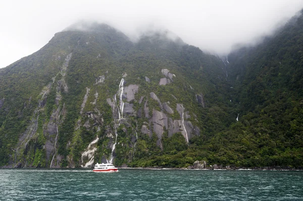 Milford Sound, Nya Zeeland - februari 2016: turist båtkryssningar i fjord av Milford Sound, Sydön i Nya Zeeland — Stockfoto