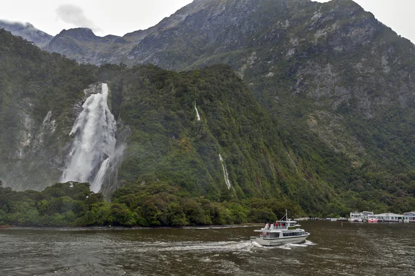 Lady Bowen Falls, Milford Sound, Nova Zelândia — Fotografia de Stock