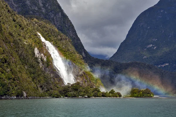 Arco-íris em Lady Bowen Falls, Milford Sound, Nova Zelândia — Fotografia de Stock