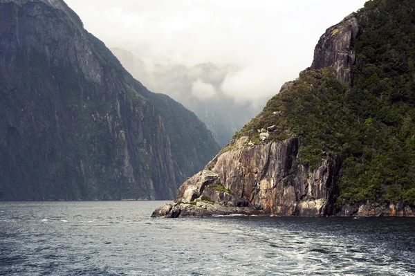 Milford Sound / Piopiotahi, um fiorde no sudoeste da Ilha Sul da Nova Zelândia, dentro do Parque Nacional de Fiordland — Fotografia de Stock