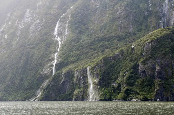 Milford Sound / Piopiotahi, um fiorde no sudoeste da Ilha Sul da Nova Zelândia, dentro do Parque Nacional de Fiordland — Fotografia de Stock