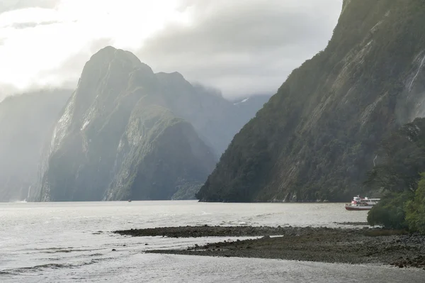 Milford Sound / Piopiotahi, um fiorde no sudoeste da Ilha Sul da Nova Zelândia, dentro do Parque Nacional de Fiordland — Fotografia de Stock