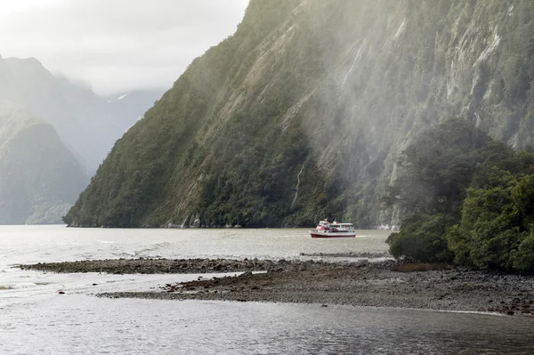 Milford Sound, Nya Zeeland - februari 2016: turist båtkryssningar i fjord av Milford Sound, Sydön i Nya Zeeland — Stockfoto