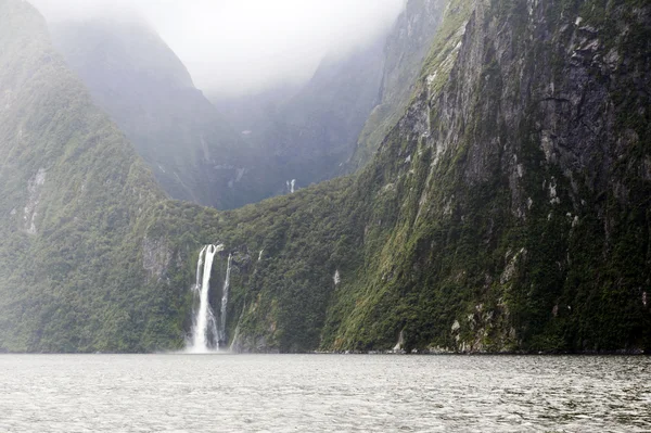 Stirbende Wasserfälle, Milford Sound, Fiordland, Südinsel Neuseelands — Stockfoto
