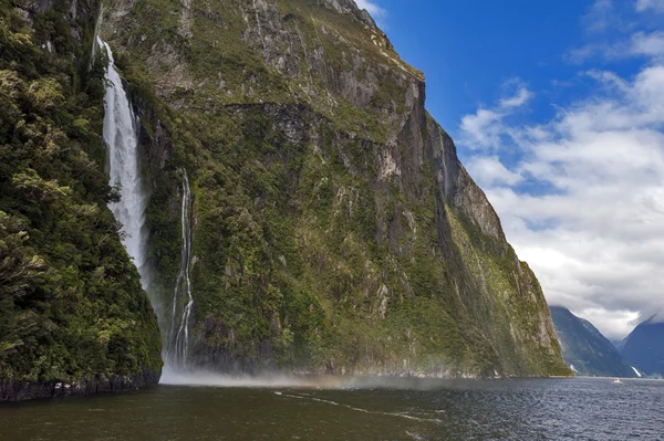 Stirling Falls, Milford Sound, Fiordland, South Island of New Zealand — Fotografia de Stock