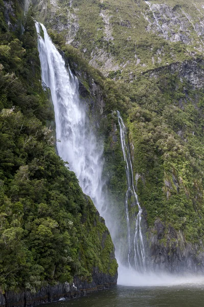 Stirbende Wasserfälle, Milford Sound, Fiordland, Südinsel Neuseelands — Stockfoto