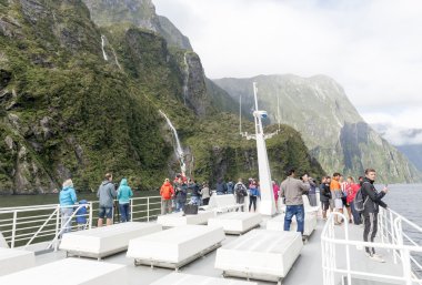 Milford ses, South Island Yeni Zelanda fiyort tekne turlarına Milford ses, Yeni Zelanda - Şubat 2016: turist