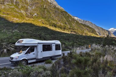 Kamyonet ve karavan / kamp aracına otopark at maymun Creek Milford yolda Milford ses, Yeni Zelanda