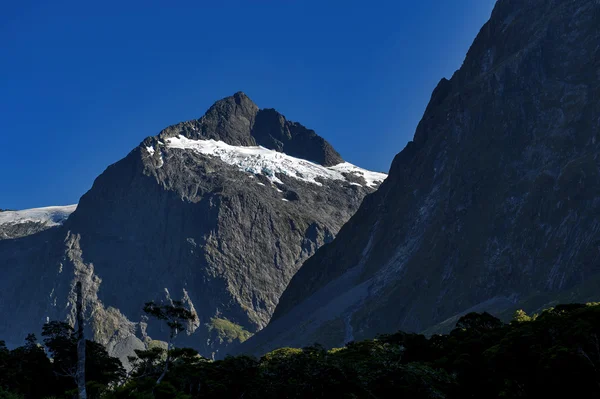 ミルフォード ・ ロードから、ニュージーランドのミルフォード ・ サウンドで猿クリーク ホリフォード渓谷の風光明媚な展望台 — ストック写真