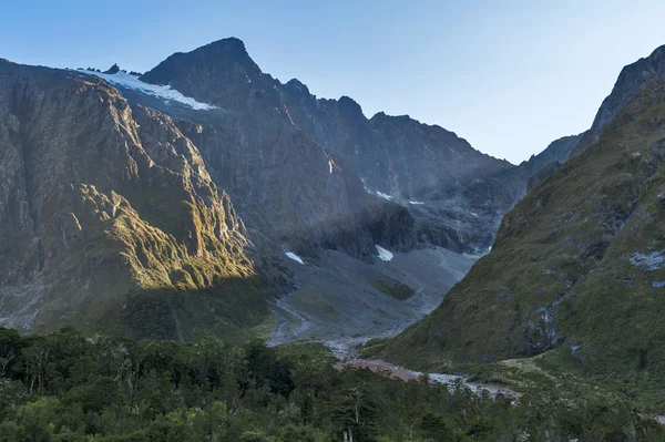 Γραφική επιφυλακή της κοιλάδας Hollyford στο Creek μαϊμού σε Milford δρόμο προς Milford Sound, Νέα Ζηλανδία — Φωτογραφία Αρχείου