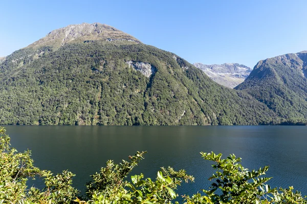 Lac Gunn dans le parc national de Fiordland. Île du Sud de la Nouvelle-Zélande — Photo