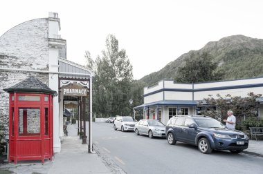 Arrowtown, Yeni Zelanda - Şubat 2016: eski klasik binalar ve dükkanlar Arrowtown tarihi kasaba Buckingham sokakta