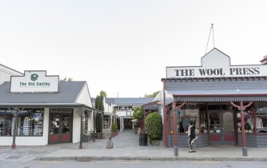 Arrowtown, Yeni Zelanda - Şubat 2016: eski klasik binalar ve dükkanlar Arrowtown tarihi kasaba Buckingham sokakta