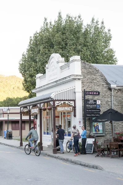 Arrowtown, Yeni Zelanda - Şubat 2016: eski klasik binalar ve dükkanlar Arrowtown tarihi kasaba Buckingham sokakta