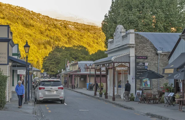 Arrowtown, Új-Zéland - 2016. február: a régi klasszikus épületekbe és a boltokba Buckingham utcában található a történelmi város Arrowtown — Stock Fotó