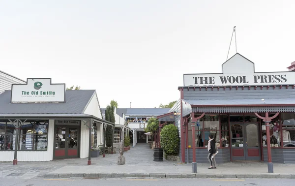 Arrowtown, Új-Zéland - 2016. február: a régi klasszikus épületekbe és a boltokba Buckingham utcában található a történelmi város Arrowtown — Stock Fotó