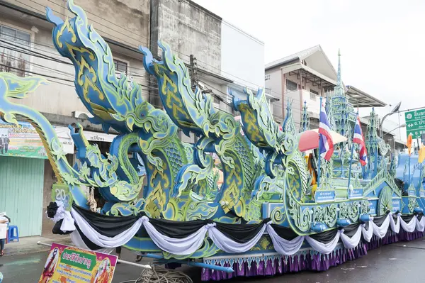 Suratthani, Tailandia - 20 de octubre de 2016: Portadores adornados de imágenes de Buda para el Festival anual de Chak Phra, que se celebra después del final del período de tres meses de Cuaresma Budista . —  Fotos de Stock