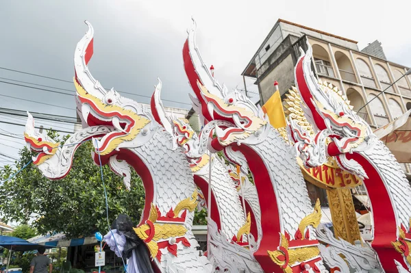 Suratthani, Tailandia - 20 de octubre de 2016: Portadores adornados de imágenes de Buda para el Festival anual de Chak Phra, que se celebra después del final del período de tres meses de Cuaresma Budista . —  Fotos de Stock