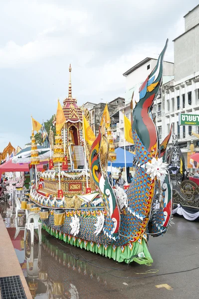 素叻府，泰国-2016 年 10 月 20 日︰ 装饰的载体的佛教大斋节的三个月期间结束后举行的年度泽帕节的佛造像. — 图库照片
