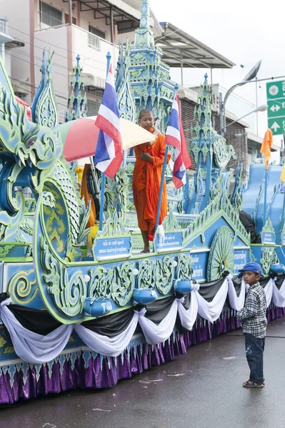 Suratthani, Tailandia - 20 de octubre de 2016: Portadores adornados de imágenes de Buda para el Festival anual de Chak Phra, que se celebra después del final del período de tres meses de Cuaresma Budista . —  Fotos de Stock