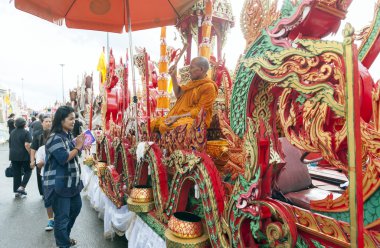 Suratthani, Tayland - 20 Ekim 2016: Süslü taşıyıcıları için yıllık Chak Phra Budist Lent üç aylık dönem sonunda düzenlenen Festival, Buda görüntülerin.