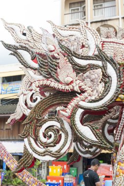Suratthani, Tayland - 20 Ekim 2016: Süslü taşıyıcıları için yıllık Chak Phra Budist Lent üç aylık dönem sonunda düzenlenen Festival, Buda görüntülerin.