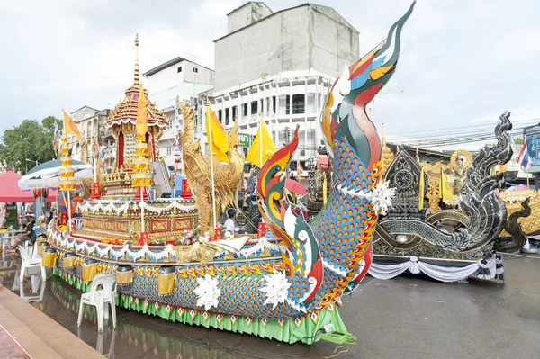 Suratthani, Tailandia - 20 de octubre de 2016: Portadores adornados de imágenes de Buda para el Festival anual de Chak Phra, que se celebra después del final del período de tres meses de Cuaresma Budista . —  Fotos de Stock