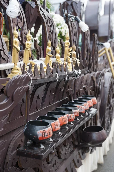 Сураттхани, Таиланд - 20 октября 2016 года: Орнаментированные носители изображений Будды для ежегодного фестиваля Чак Пхра, который проходит после окончания трехмесячного периода буддийского поста . — стоковое фото