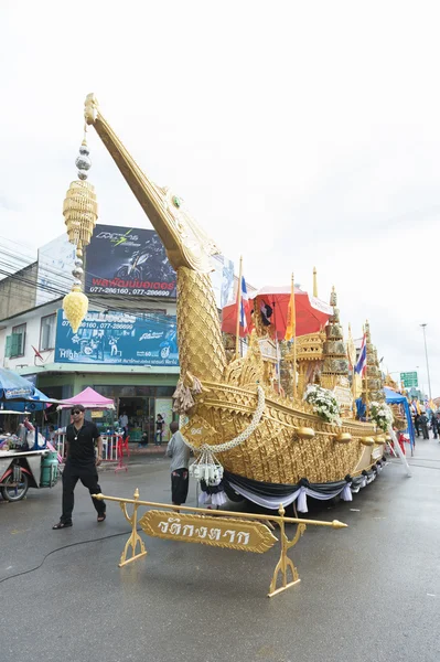 Suratthani, Tailandia - 20 de octubre de 2016: Portadores adornados de imágenes de Buda para el Festival anual de Chak Phra, que se celebra después del final del período de tres meses de Cuaresma Budista . —  Fotos de Stock