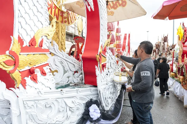 Suratthani, Tailandia - 20 de octubre de 2016: Detalles sobre portadores ornamentados de imágenes de Buda que se tirarán por toda la ciudad durante el famoso Festival Chak Phra —  Fotos de Stock