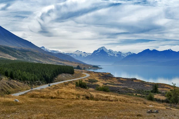 高速道路 80 またはニュージーランドの最高峰アオラキにつながる風光明媚なプカキ湖横に位置してマウント クック ロードの状態/マウント ・ クック. — ストック写真