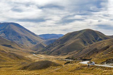 Lindis pass devlet karayolu 8 (Tarras - Omarama - Lindis Pass Road), doğal uyanık Lindis vadileri ve Ahuriri nehirler, south Island Yeni Zelanda arasında yatıyor.