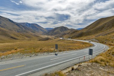 Lindis pass devlet karayolu 8 (Tarras - Omarama - Lindis Pass Road), doğal uyanık Lindis vadileri ve Ahuriri nehirler, south Island Yeni Zelanda arasında yatıyor.