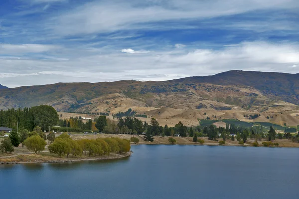 Lake Dunstan w township Cromwell, Central Otago, Nowa Zelandia — Zdjęcie stockowe