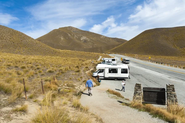 Otago, Yeni Zelanda - Şubat 2016: otoparka Lindis pass devlet karayolu 8 (Tarras - Omarama - Lindis Pass Road), doğal uyanık yatıyor Lindis vadileri ve Ahuriri nehirler, south Island Yeni Zelanda arasında.