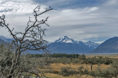 Aoraki / Mount Cook, Yeni Zelanda ve Tasman Glentanner Park Merkezi görülen nehir en yüksek dağı
