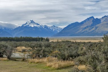 Aoraki / Mount Cook, Yeni Zelanda ve Tasman Glentanner Park Merkezi görülen nehir en yüksek dağı