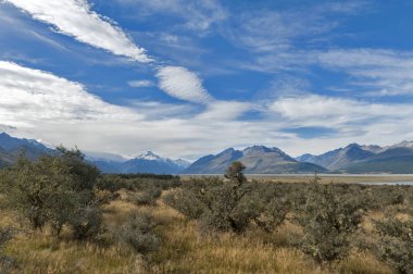 Aoraki / Mount Cook, Yeni Zelanda ve Tasman Glentanner Park Merkezi görülen nehir en yüksek dağı