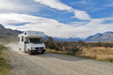 Canterbury, Yeni Zelanda - Şubat 2016: sürüş çakıl yolda Glentanner Park merkezinde, Aoraki kamyonet ve karavan / Mount Cook Milli Parkı