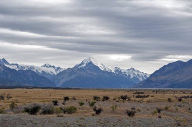 Aoraki / Mount Cook, Yeni Zelanda ve Tasman Glentanner Park Merkezi görülen nehir en yüksek dağı